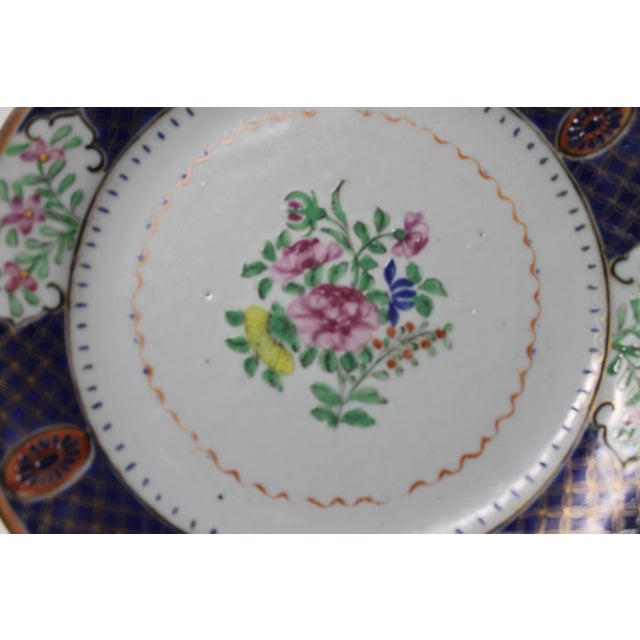 Chinese 18th Century Chinese Export Porcelain Dinner Plate – Qianlong Period (C. 1750–1780) For Sale - Image 3 of 7
