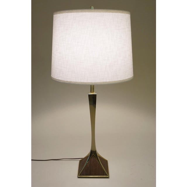 1970s Laurel Mid Century Modern Pyramid Brass Wood Table Lamp Montagna Grillo Tonello Italy High Society For Sale - Image 9 of 12
