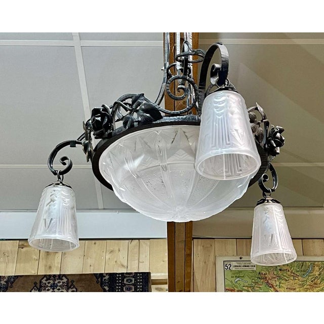 Art Deco Chandelier in Glass and Wrought Iron from Muller Frères Luneville For Sale - Image 3 of 17