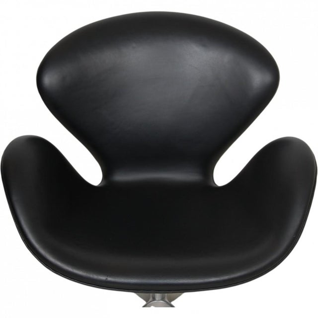2000 - 2009 Swan Chair in Black Aura Leather by Arne Jacobsen, 2006 For Sale - Image 5 of 18
