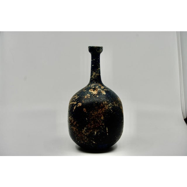 Very pretty brutalist vase from the 1970s, signed and dated, in very good condition, rare design This piece has an...