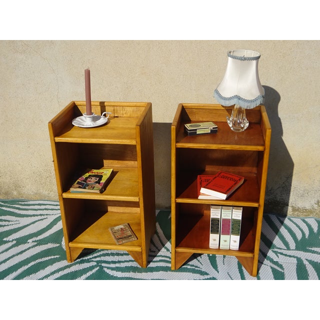 Simple, straight bedside tables, lightweight and made of light wood and plywood. One top framed by 8 cm high edges on the...