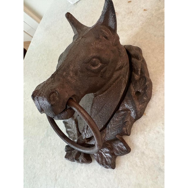 Wonderful, large cast iron horse head accent, Pease, grateful for towels or any type of kitchen utensils hang Objects