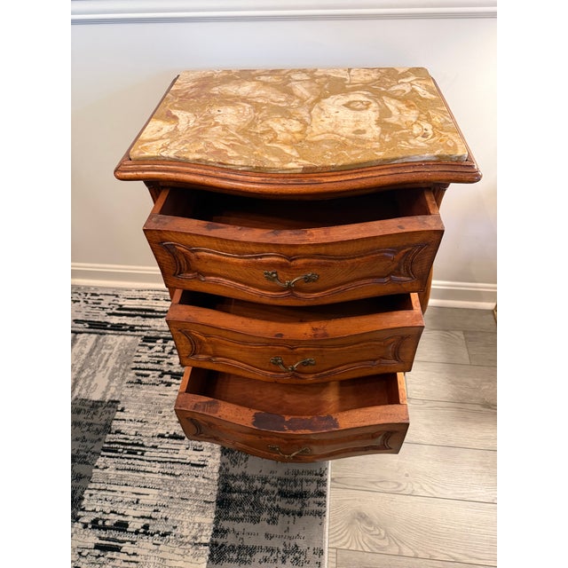Vintage Danby French Provincial Marble Top Commode Chest – Mid-Century Louis XV Style 3-Drawer Nightstand Side Table For Sale - Image 4 of 8