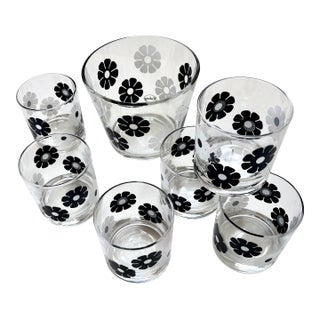 1960s Mod Daisy Mid-Century Cocktail Glasses & Matching Ice Bucket - Set of 7 For Sale