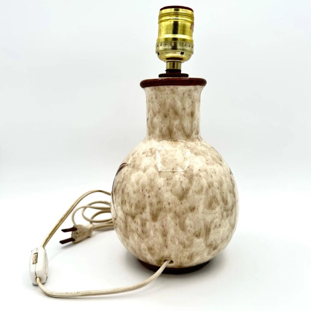 Sand 1960s Raymor Bitossi Style Small Hand Painted Italian Ceramic Table Lamp With Drum Shade For Sale - Image 8 of 12