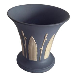 Mid-Century Wedgwood Classic Blue Cream Small Vase, England For Sale