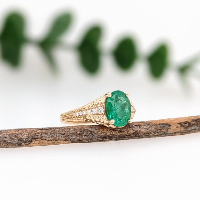 Metal 1.5ct Emerald Ring with Earth Mined Diamonds in Solid 14k Yellow Gold Oval Size 6.75 For Sale - Image 7 of 8