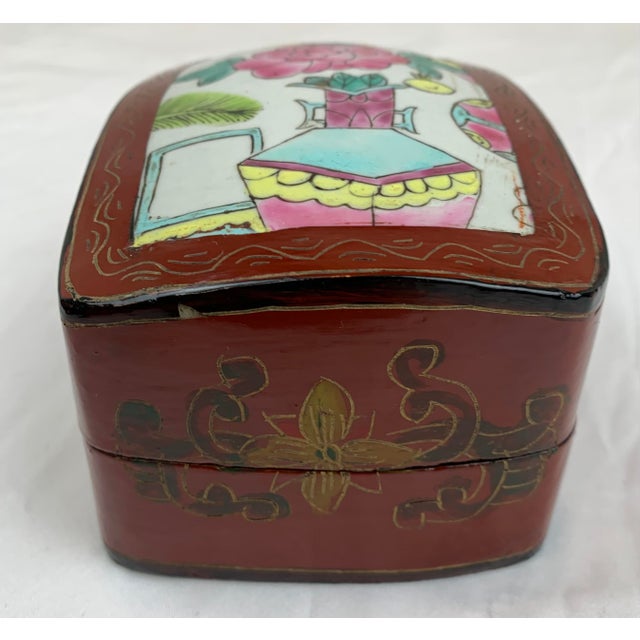 Traditional 1950s Vintage Hand Painted Lacquer Box With Porcelain Tile Lid For Sale - Image 3 of 9