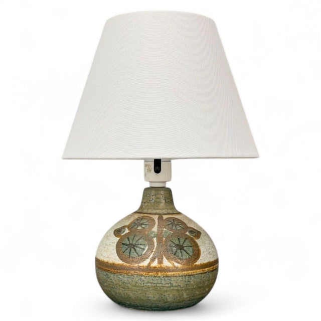 Søholm Keramik, Danish Mid-Century Modern, Beige Stoneware, Table Lamp, Denmark, 1960s An organic modern beige and green...