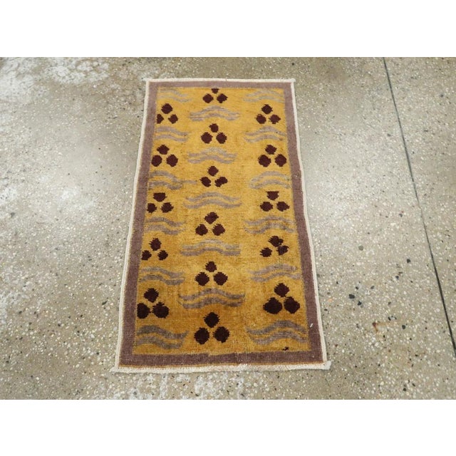 This Mid-20th century Turkish Art Deco rug, measuring 1' 5" x 2' 6", embodies the modernist elegance and bold...