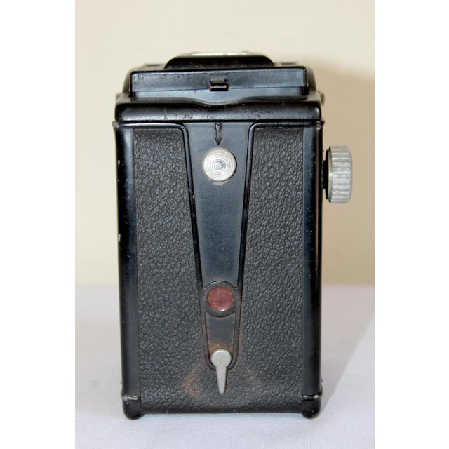 Vintage Argus Argoflex Twin Lens Reflex (Tlr) Camera – Bakelite 120 Film Camera With Argus Anastigmat Lens, Made in Usa, Circa 1950–1952 For Sale - Image 11 of 16