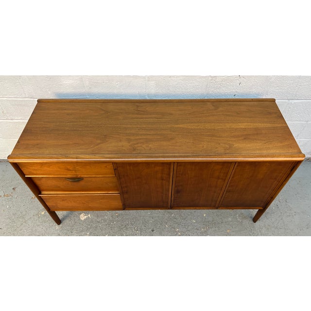 Drexel Mid 20th Century Barney Flagg for Drexel Parallel Mid-Century Walnut Credenza For Sale - Image 4 of 16