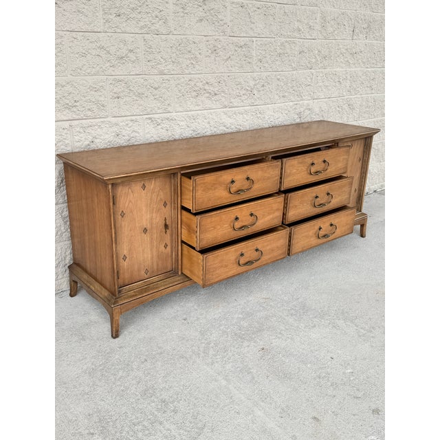 1960s Mid Century Modern Credenza / 12-Drawer Dresser - Unmarked Attributed to Thomasville Horizon Series For Sale In Austin - Image 6 of 10