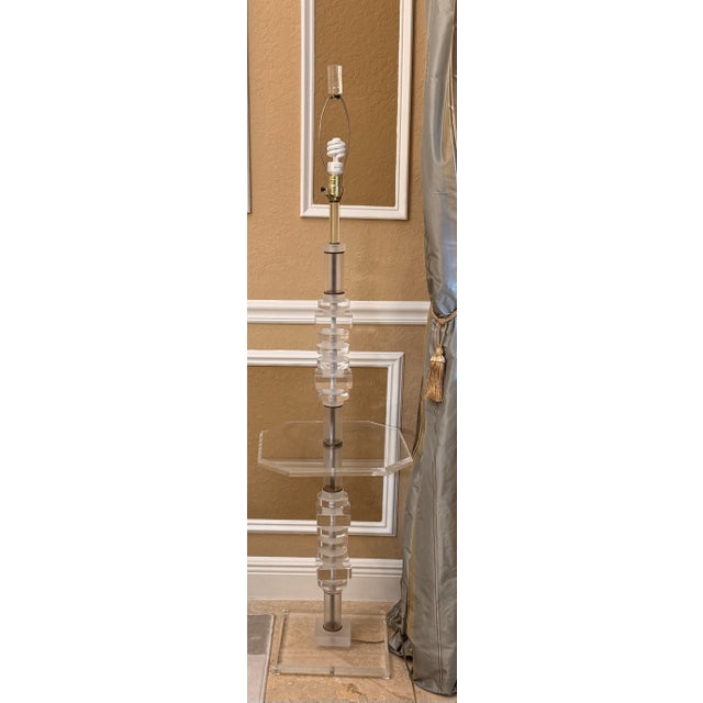 1970s Hollywood Regency Stacked Lucite & Brass Floor Lamp With Built-in Table For Sale - Image 10 of 12