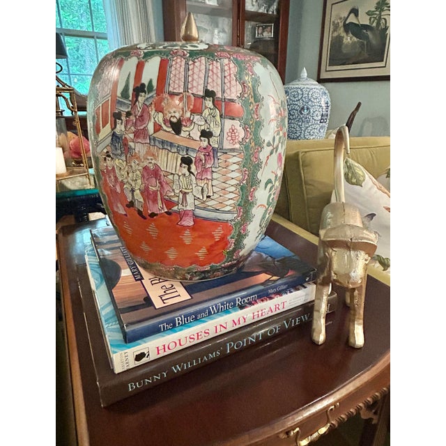 Vintage Chinese Famille Rose Chinoiserie Ginger Jar With Court Scene and Lid, 13.5 Inches - Republic to Mid Century Period For Sale - Image 4 of 13