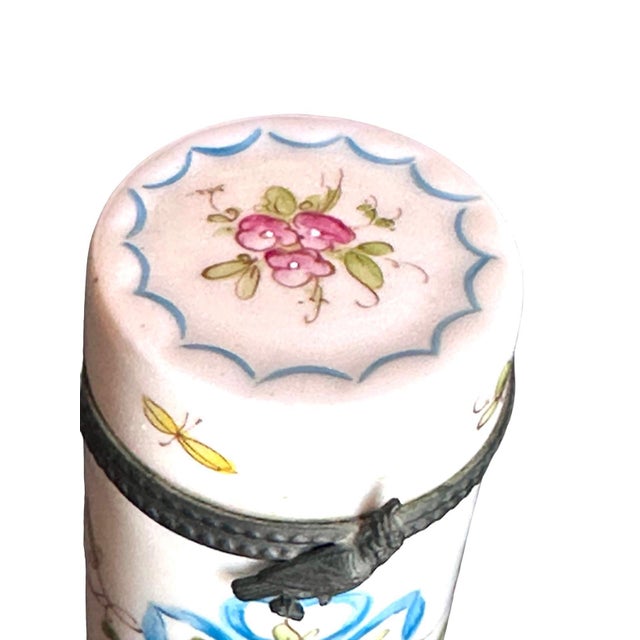 Dark Pink Antique French Hand-Painted Porcelain Needle Étui With Bird Clasp – Sèvres Style For Sale - Image 8 of 9