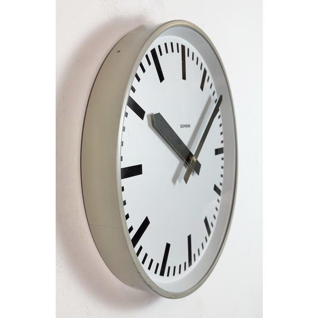 1970s Vintage Industrial Factory Wall Clock from Siemens, 1970s For Sale - Image 5 of 18