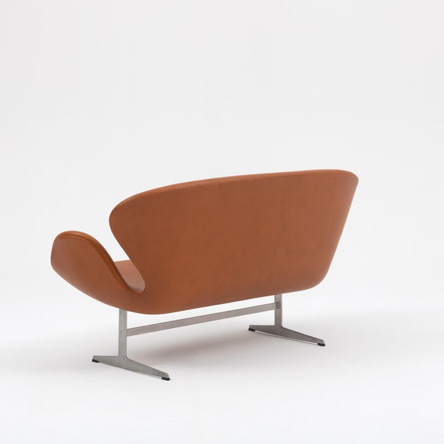 Animal Skin Arne Jacobsen “Swan” Sofa & Pair of Chairs in Cognac Leather for Fritz Hansen - Set of 3 For Sale - Image 7 of 18