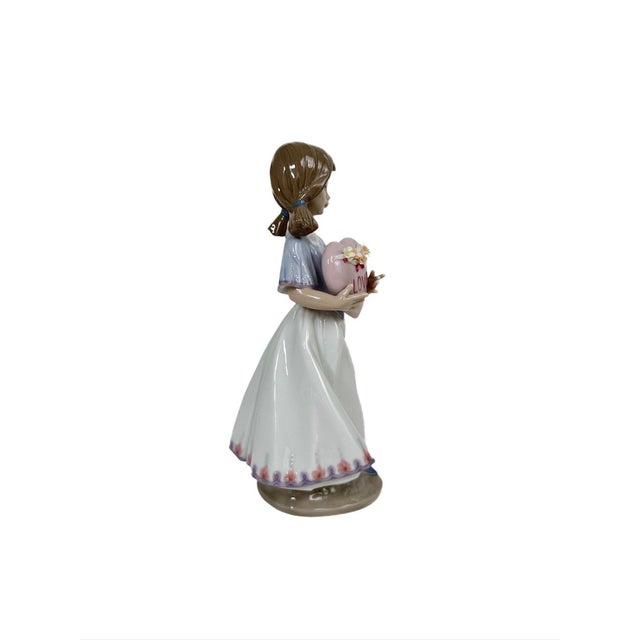 Traditional Lladró “European Love” Girl With Heart Figurine by Antonio Ramos – Made in Spain For Sale - Image 3 of 4