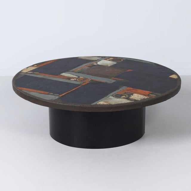 Round coffee table by paul kingma from 1978, featuring a brutalist top in earthy tones. This unique piece was handcrafted...