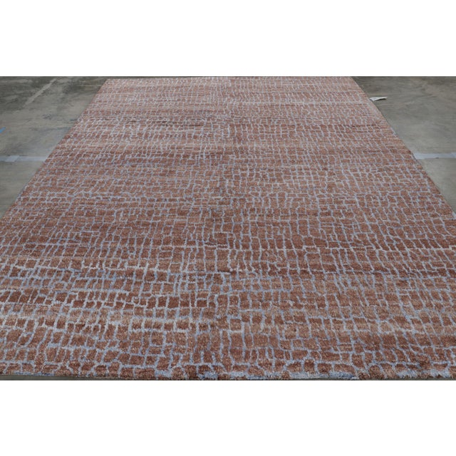 Made with a luxurious, textural silk, this 9x12 contemporary rug is an exciting new unveiling from the Modern Collection...