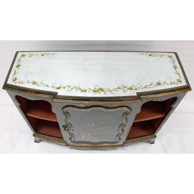 Chippendale 1950s Vintage Mirrored Silver Gilt Bow Front Hand Decorated Cabinet For Sale - Image 3 of 9