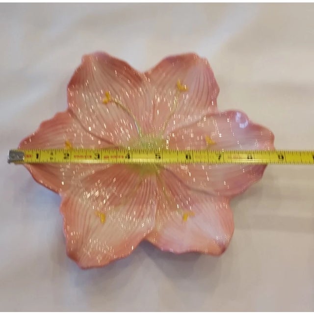 1990s Vintage Mid-Century Modern Ambiance Collection: Lily by Nanette Vacher; Bowls and Plates-Set of 4 For Sale - Image 5 of 7