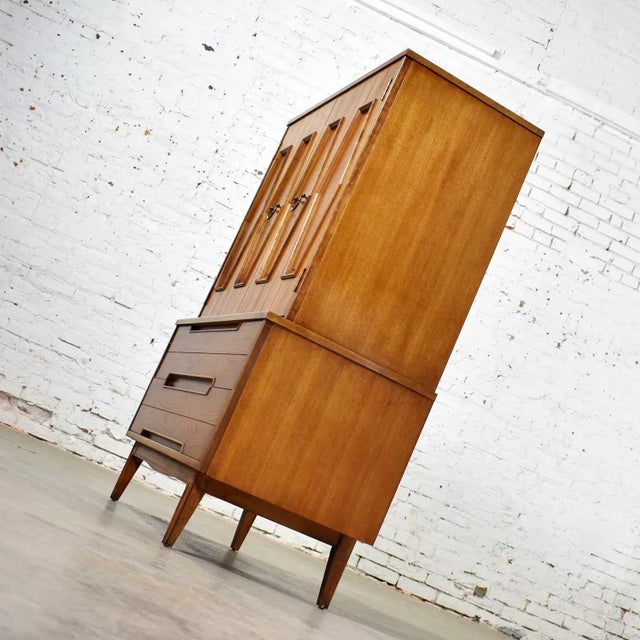 Mid-Century Modern Mid Century Gentlemen's Chest With Hexagon Paneled Design and Brass Hardware For Sale - Image 3 of 13