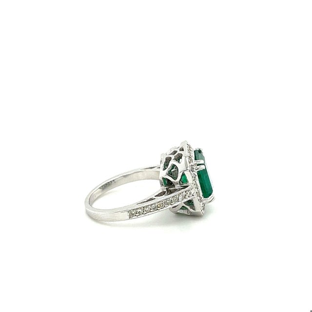 Contemporary 3 Carat Colombian Emerald in 18K White Gold Ring & Round Cut Diamond Halo, Size 5.5 For Sale - Image 3 of 7