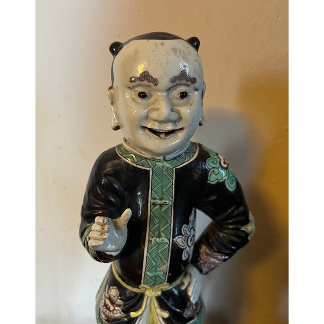 Antique Chinese Export Kangxi Famille Noir Porcelain Figure of an Attendant For Sale - Image 12 of 12