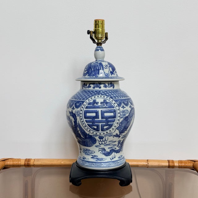 Vintage Blue & White Chinoiserie Dragon Ginger Jar Table Lamp on Black Stand For Sale In Richmond - Image 6 of 7