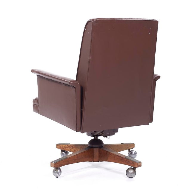 Stow Davis Mid-Century Modern Leather Executive Swivel Desk Chair For Sale In Chicago - Image 6 of 9