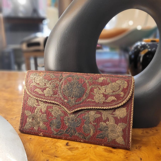 Baroque Wallet in Red Leather Embroidered with Gold Thread For Sale - Image 11 of 18