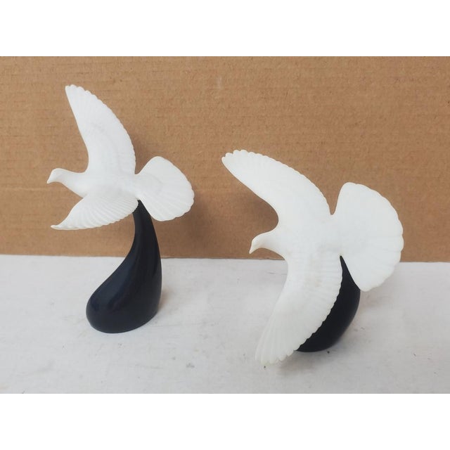 Vintage - Pair of John Perry Seagulls in Flight Figurines - Black Base - White Matte Pellucida For Sale In Los Angeles - Image 6 of 15