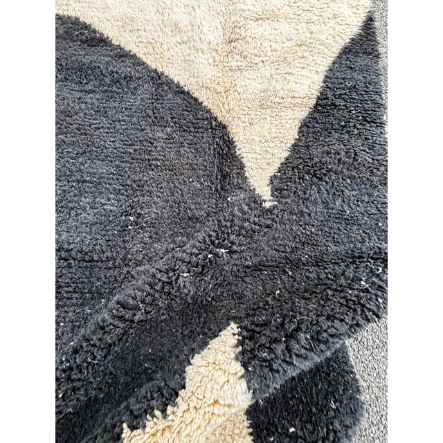 2020s Black and White Moroccan Wool Rug For Sale - Image 5 of 8