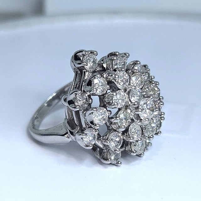 Contemporary 14k White Gold Diamond Cluster Cocktail Ring - Size 5.25 For Sale - Image 3 of 7
