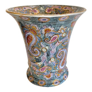 Late 20th Century Hand-Painted Gold Accents Macao Kashmir Porcelain Planter Vase For Sale