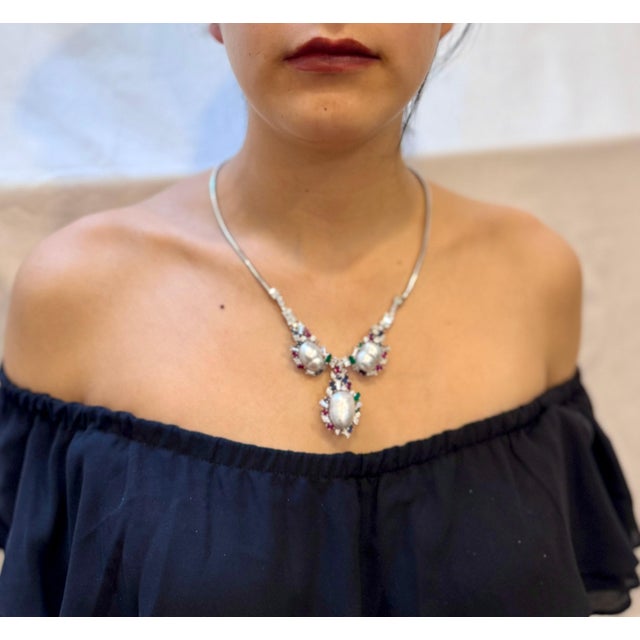 Emerald Ruby Sapphire Diamond Pearl Necklace Set in 18 Karat Gold For Sale - Image 13 of 18