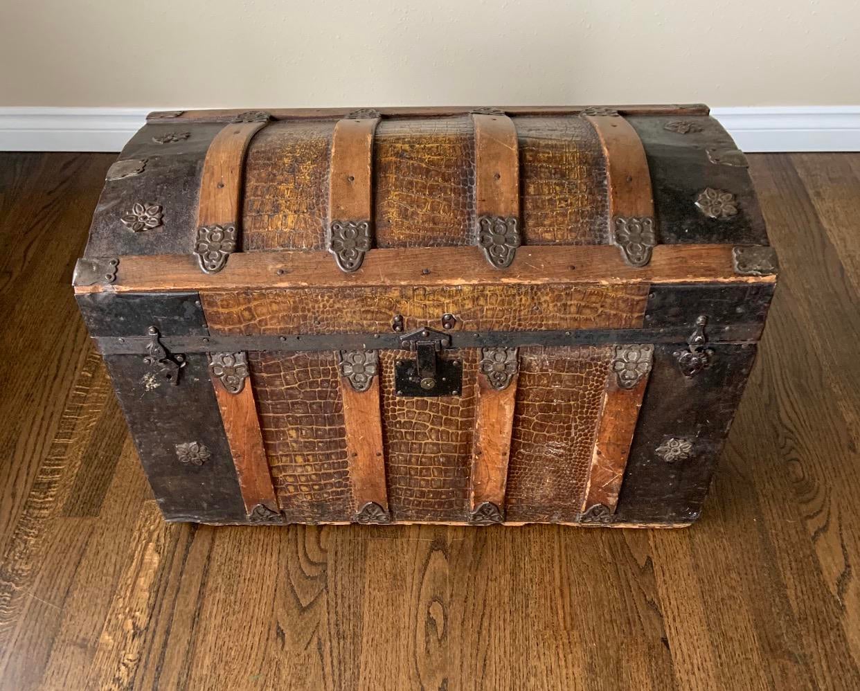 luggage trunk vintage
