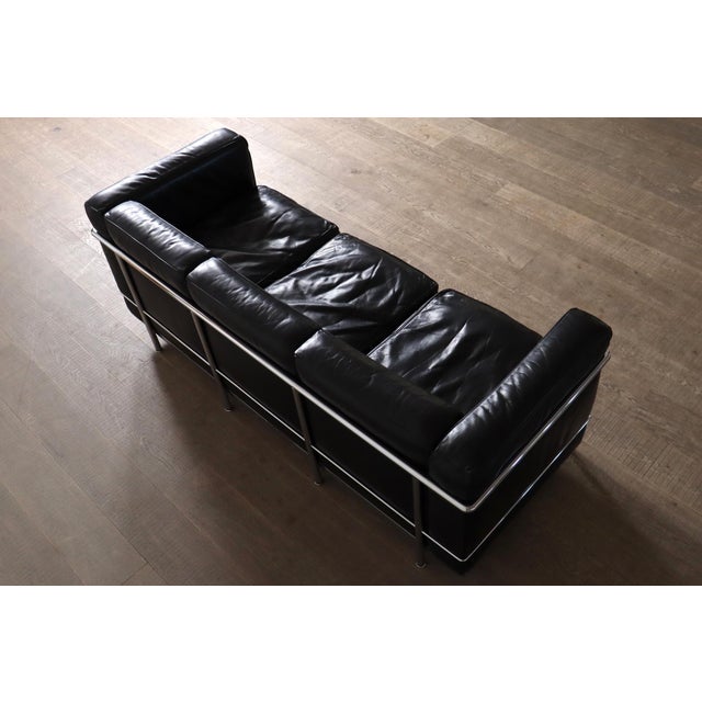 Stunning early edition lc2 three seater sofa, a true design classic by le corbusier, pierre jeanneret and charlotte...