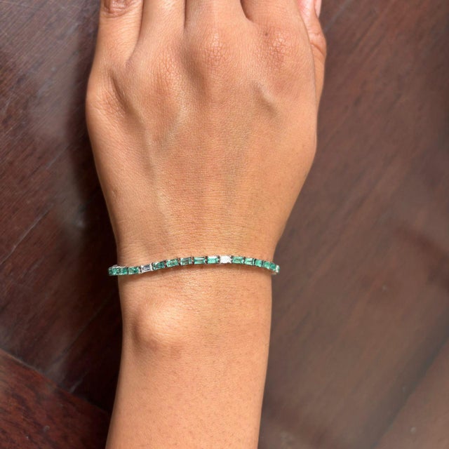 Natural emerald 3.47cts & diamond 0.63cts bracelet in 18k gold For Sale - Image 14 of 18