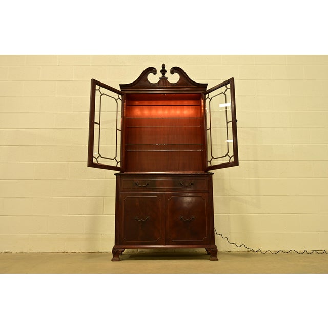 1940s Baker Furniture Style Georgian Carved Flame Mahogany Lighted Breakfront Bookcase Cabinet, Circa 1940s For Sale - Image 5 of 15