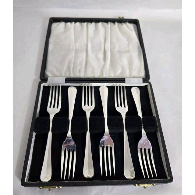 A fine set of six George V sterling silver dessert or patisserie forks dating to 1920, crafted in the classic Rattail...