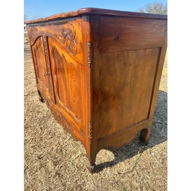 Fine 18th Century French Louis XV Provincial Burl Walnut Sideboard / Buffet. For Sale - Image 4 of 18