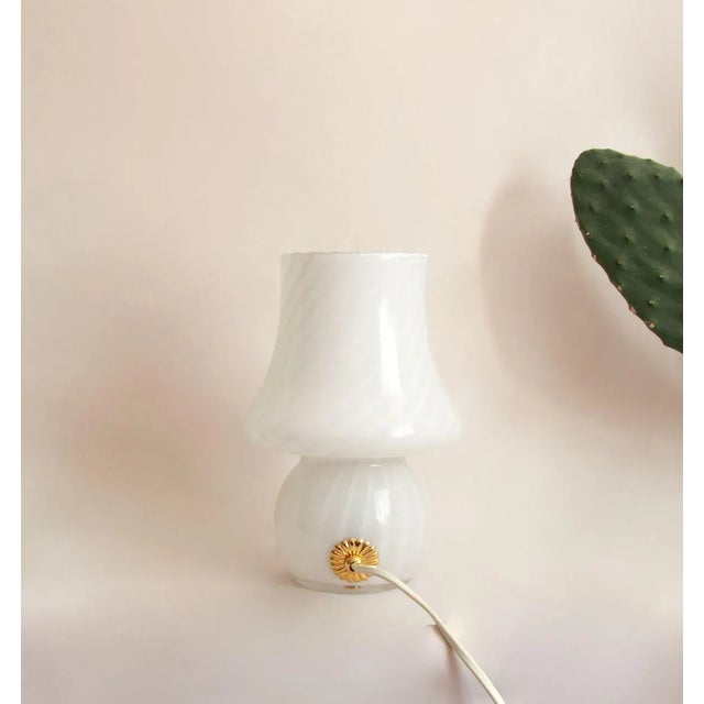 Gardenia is an original vintage Mushroom lamp realised in the heart of Murano in the late 70s. It features a one piece of...