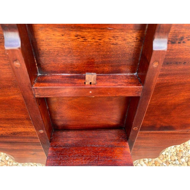 Mid 20th Century English Chippendale Style (20th Century) Mahogany Piecrust Edge Tilt -Top Shell End Table For Sale - Image 5 of 11