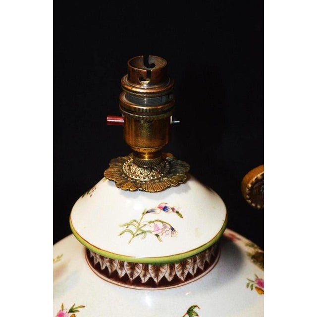 Neoclassical Sèvres Gilt Porcelain Amphora Table Lamp with Silk Shade, France, 1850s For Sale - Image 16 of 18