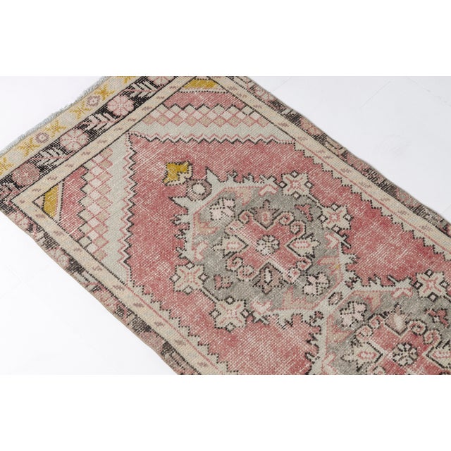 Salmon 1950s Light and Airy Neutral Home Decor Rug For Sale - Image 8 of 9