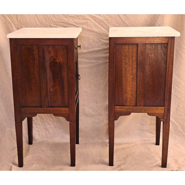1910s Pair of English Mahogany Nightstands With Carved Floral Doors & Stone Tops For Sale - Image 15 of 18